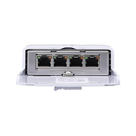 Nahaufnahme eines weiÃŸen Routers mit vier Ethernet-AnschlÃ¼ssen. Die Klappe ist geÃ¶ffnet, um Zugang zu den AnschlÃ¼ssen zu gewÃ¤hren.