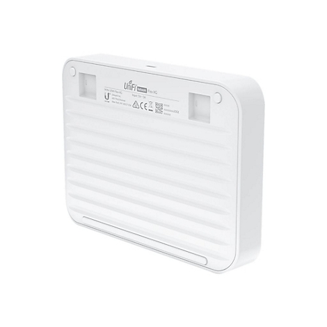 WeiÃŸes quadratisches GerÃ¤t mit geriffelter OberflÃ¤che, Eckrundungen und Inschriften. RÃ¼ckansicht.