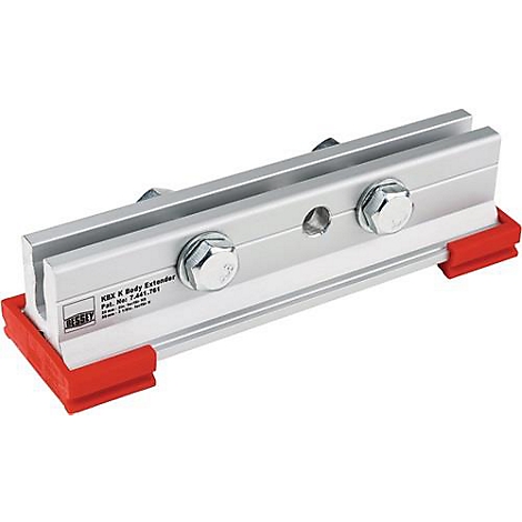 Metalen verlenging met zilveren en rode elementen en schroeven.