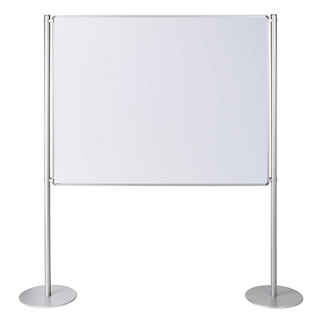Freistehendes, rechteckiges Whiteboard mit silbernem Rahmen auf zwei dünnen Standfüßen mit runden Bodenplatten.