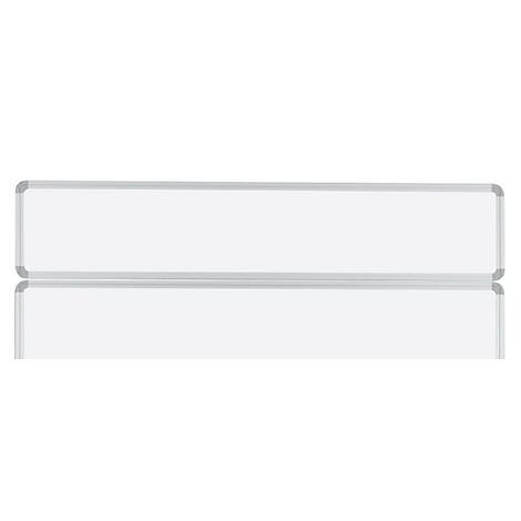 Ein leeres, weißes Whiteboard mit einem silbernen Aluminiumrahmen vor weißem Hintergrund.