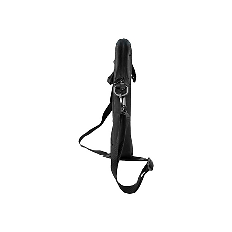 Seitliche Ansicht einer flachen, schwarzen Laptoptasche mit verstellbarem Schultergurt vor weißem Hintergrund.