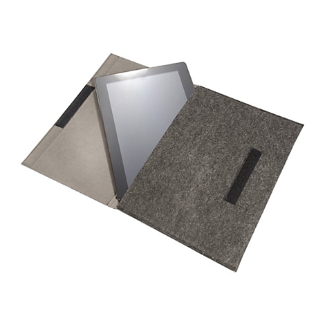 Ein Tablet in einer offenen, grauen Filzhülle vor weißem Hintergrund.
