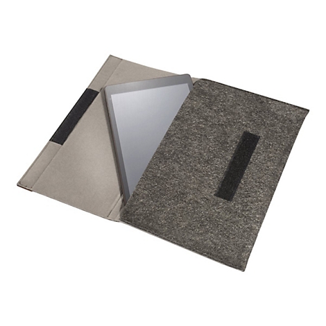 Ein Tablet in einer offenen, dunkelgrauen Filzhülle mit Klettverschluss vor weißem Hintergrund.