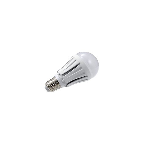 Weiße LED-Lampe mit mattem Leuchtkörper und silbernem Schraubsockel vor weißem Hintergrund.