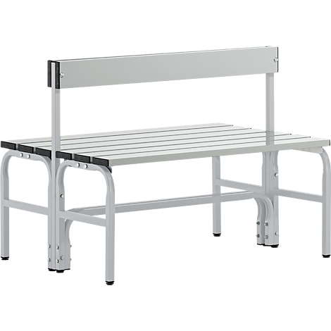 Graue Sitzbank mit Lehne. Sitzfläche mit Querstreben, graue Metallfüße.