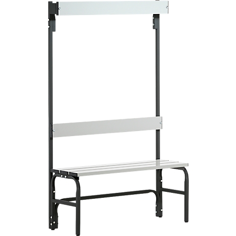 Graue Garderobe mit Sitzbank und Kleiderstange.