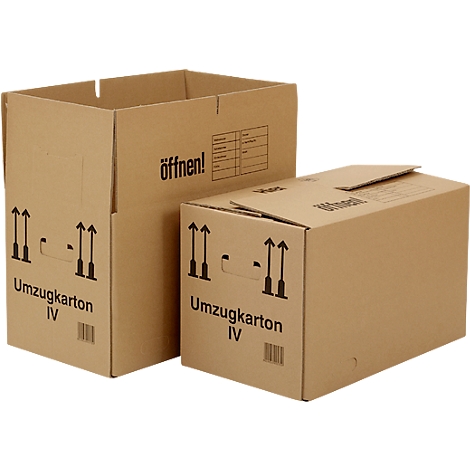Zwei braune Umzugskartons, einer offen, der andere geschlossen, mit Aufdrucken: "Umzugskarton IV" und "öffnen!"
