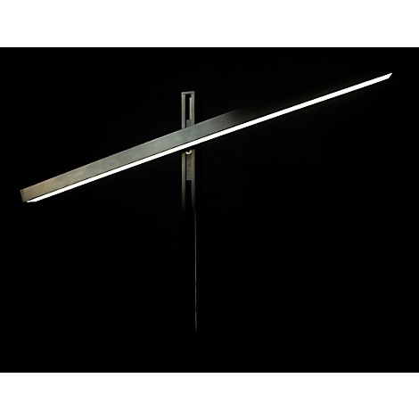 Un lampadaire moderne composé d'un long luminaire rectangulaire maintenu par un poteau métallique vertical.