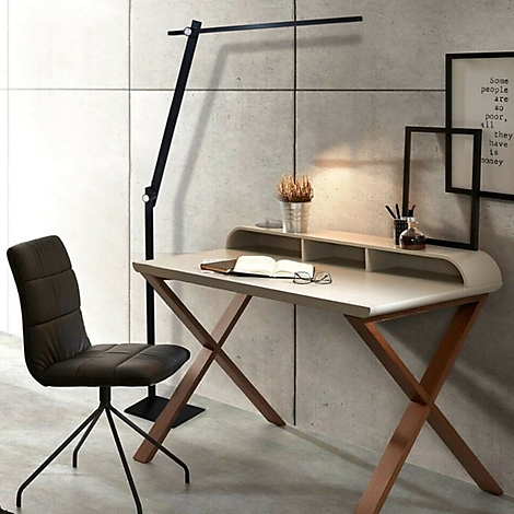 Moderner Schreibtisch mit Stuhl und Stehlampe in einem hellen Arbeitszimmer.