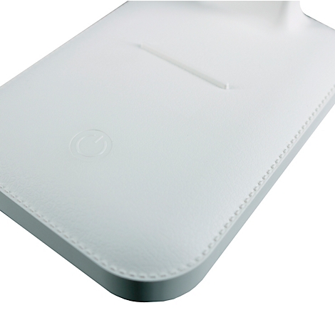 Close-up van een witte oplaadstation met een reliëflogo. Er is een smalle sleuf op het oppervlak.