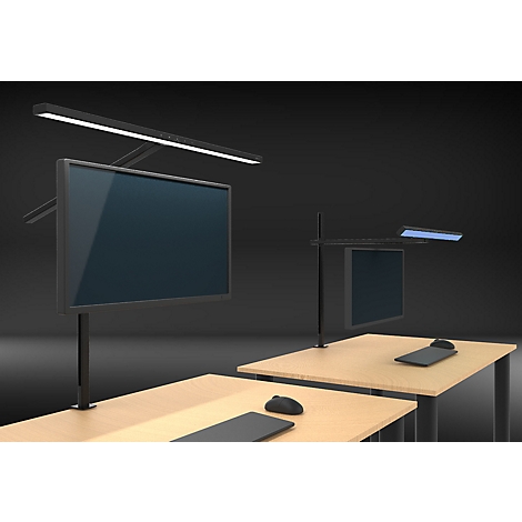 Zwei moderne Schreibtische mit Monitorarmen, befestigten Monitoren und darüber angebrachten Bildschirmleuchten.