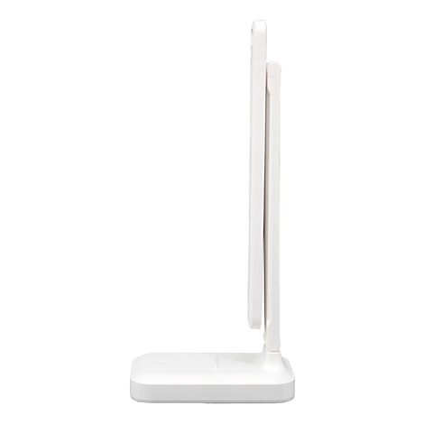 Eine weiße, faltbare Schreibtischlampe, von der Seite betrachtet. Sie besteht aus einem flachen Sockel, einem Arm und einem rechteckigen Lampenschirm.
