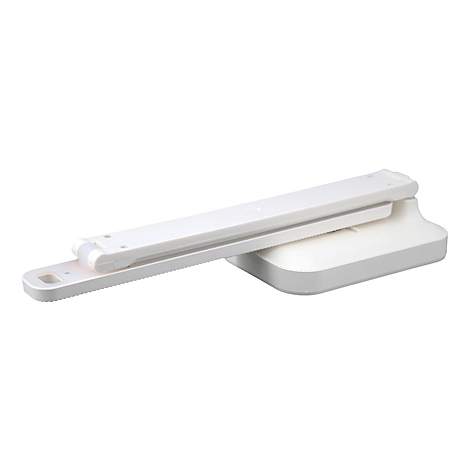 Weiße, ausklappbare Schreibtischlampe mit flachem Fuß und langem, rechteckigem Leuchtkörper.