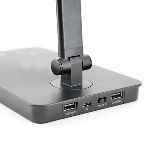 Nahaufnahme einer schwarzen Schreibtischlampe, Details der USB-Anschlüsse und Schalter.