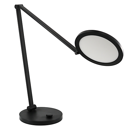Schwarze, minimalistische Schreibtischlampe mit rundem Leuchtkopf auf weißem Hintergrund.