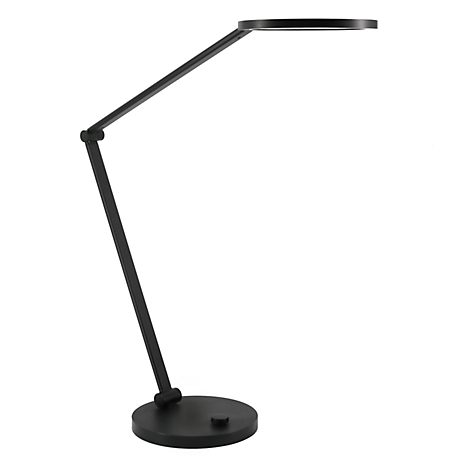 Schwarze, minimalistische Schreibtischleuchte mit flachem, rundem Leuchtkopf auf hellem Hintergrund.