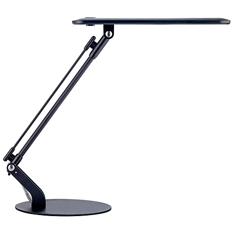 Schwarze, minimalistische Schreibtischlampe mit flachem Leuchtkopf und schwenkbarem Arm vor weißem Hintergrund.