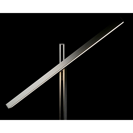 Moderne, minimalistische LED-Lampe mit langem, schlankem Leuchtkörper, der schräg auf einem filigranen Metallgestell steht. Schwarzer Hintergrund.