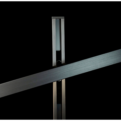 Detail einer Metallkonstruktion, bestehend aus einem senkrechten Ständer und einem diagonal verlaufenden Balken, beide vor schwarzem Hintergrund.