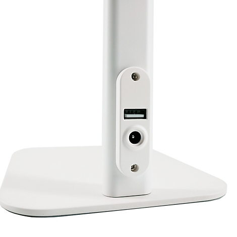 Close-up van een witte bureaulamp met USB-poort en stroomaansluiting. De lamp staat op een rechthoekige basis.