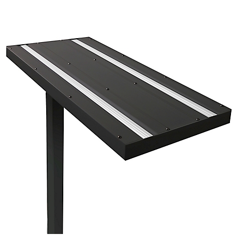 Zwarte statafel met zilveren strepen, gekanteld. Rechthoekig tafelblad met schroeven op een zwarte standaard.