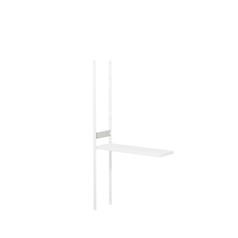 Estantería de pared blanca con encimera y soporte metálico, sobre fondo blanco. Minimalista y moderno.