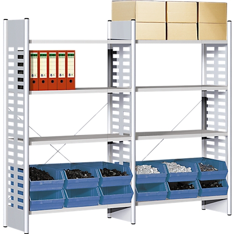 Une étagère en métal argenté à quatre niveaux, remplie de classeurs, de boîtes en carton et de bacs de rangement bleus.