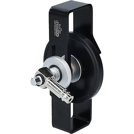 Schwarzes Werkzeug mit einem runden, schwarzen Element und silbernen Schrauben und einem Knarrenschlüssel.