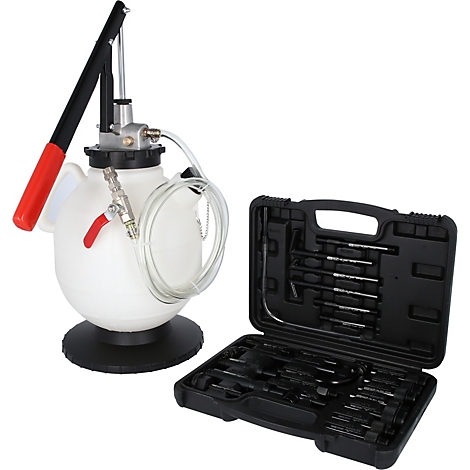 Ölabsaugpumpe mit Zubehör, neben offener schwarzer Werkzeugkiste. Pumpengriff rot, Behälter weiß.