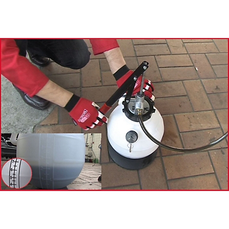 Person bedient Werkzeug zur Altölentsorgung. Im Hintergrund ein Behälter, Ölstandsanzeige.