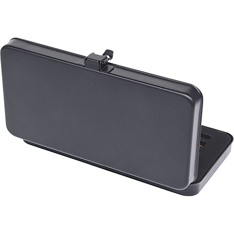 Eine schwarze, rechteckige Box, teilweise geöffnet, mit einem Verschluss an der Oberseite. Der Innenraum zeigt eine dunkle Aussparung.