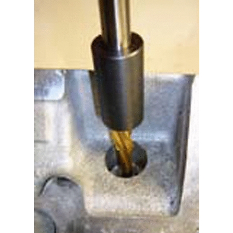 Bohrer bohrt ein Loch in ein Metallteil.