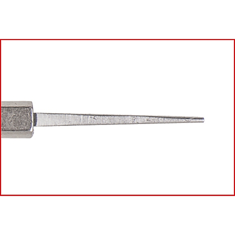 Detailaufnahme einer Metallspitze, die sich zu einem feinen Punkt verjüngt. Der Hintergrund ist weiß.