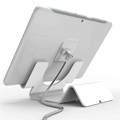 Ein weißes Tablet in einer Halterung, mit einem silbernen Sicherheitskabel. Auf dem Tablet steht Samsung.