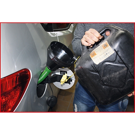 Person betankt Auto mit Trichter und Kanister. Tankdeckel ist geöffnet.