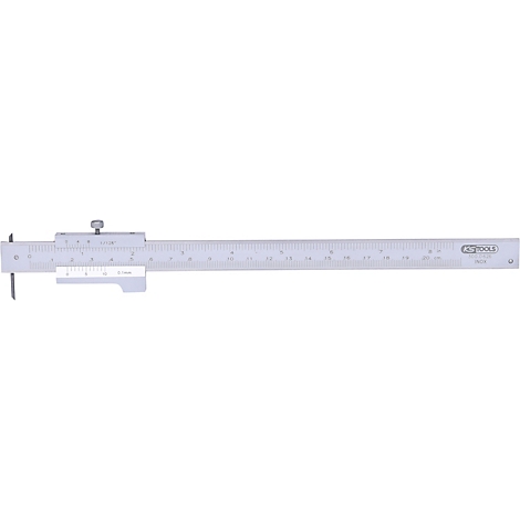 Ein silberner Messschieber, mit einer Skala und einer Feststellschraube. Die Marke KSTOOLS ist ebenfalls zu sehen.