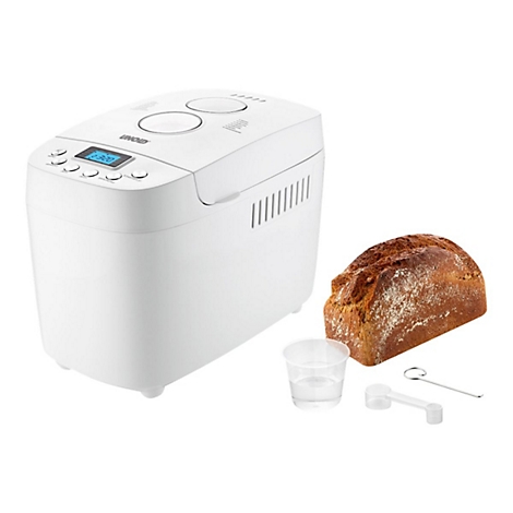Weißer Unold Brotbackautomat neben einem frisch gebackenen Laib Brot, Messbecher, Messlöffel und Haken auf weißem Grund.