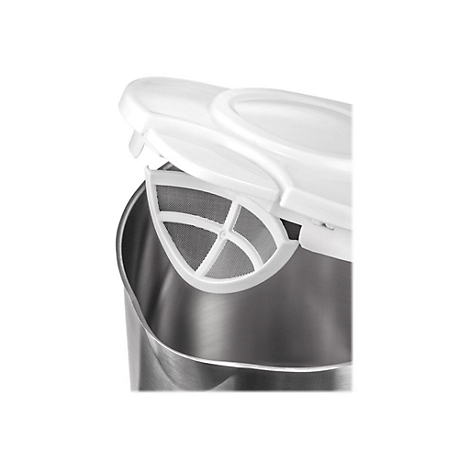 Nahaufnahme des Wasserkocher-Kalkfilters aus weißem Kunststoff vor dem geöffneten Edelstahldeckel.