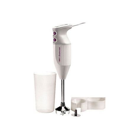 Weißer Stabmixer mit Zubehör und Becher vor neutralem Hintergrund.