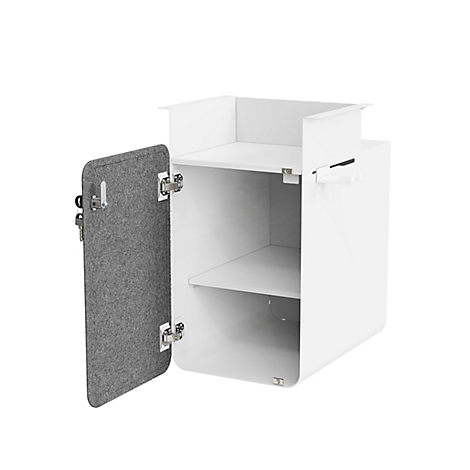 Weißer Schrank mit geöffneter, grauer Filztür. Innenregale sichtbar. Details wie Scharniere und Griff.