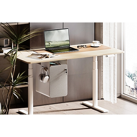 Hell eingerichtet Schreibtisch mit Laptop, Tasse, Brille und einem Kopfhörer. An der Unterseite ist ein Schrank zur Aufbewahrung.