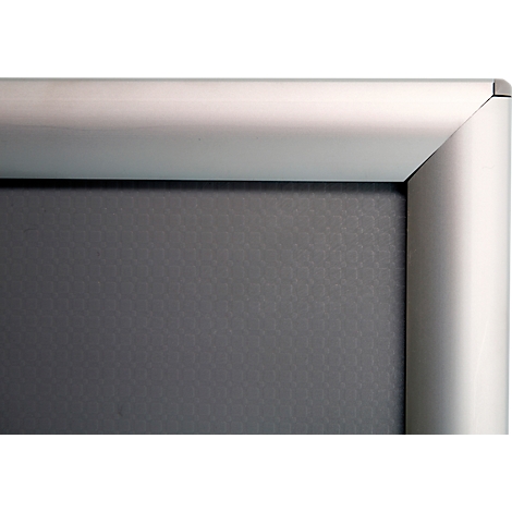 Détail d'angle d'un cadre en aluminium avec surface texturée gris foncé.