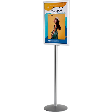 Reclamebord met sale print en model. Op zilveren standaard.