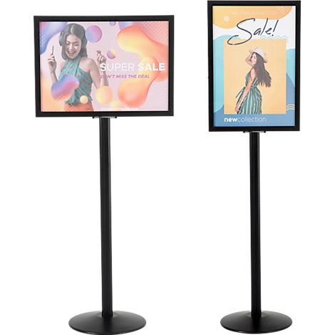 Twee zwarte reclameborden die op standaards staan. Op het linkerbord staat "Super Sale". Het rechterbord toont een vrouw met een hoed.