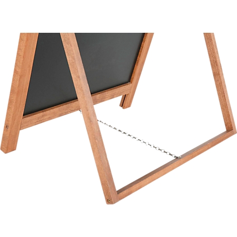 Houten schoolbord met zwarte achtergrond, detailweergave. Het bord heeft een houten frame en wordt bij elkaar gehouden door een ketting.