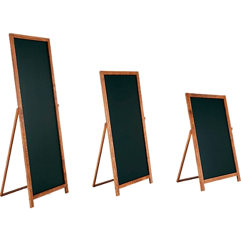 Drie verschillende maten houten schoolborden die op een houten standaard staan.