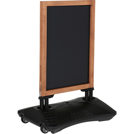Tableau noir avec cadre en bois, debout sur une base noire avec des roues.