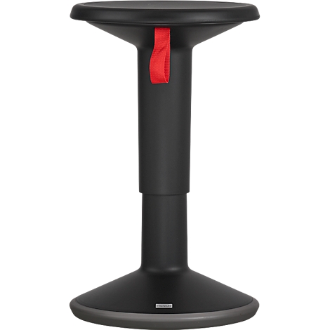 Zwarte stahocker met een rode treklus. Het in hoogte verstelbare frame staat op een brede voet.