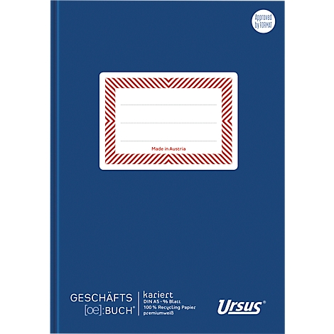 Blaues kariertes Ursus-Notizbuch, weißes Etikett mit rot-gestreiften Rändern und Schriftzug "Made in Austria".